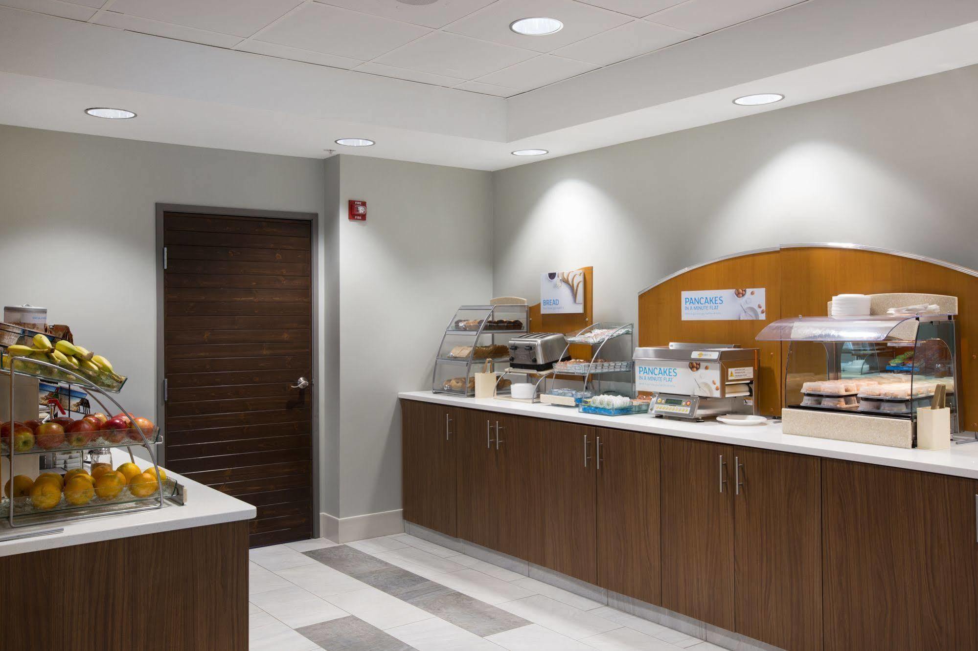 Holiday Inn Express Hastings By Ihg Buitenkant foto